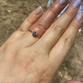 【BIJOUPIKO(ビジュピコ)の口コミ】 シンプルなソリティアリングです。細め軸なので指の細い華奢な方向けでし…