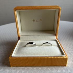 【ケイウノ ブライダル(K.UNO BRIDAL)の口コミ】 シンプルながらも変化のある指輪を求めており、カーブが入っているフォル…