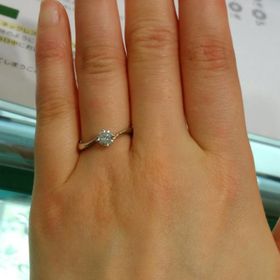 【宝寿堂(ほうじゅどう)の口コミ】 中指から小指にかけて斜めに下がる日本人に多い指の形にあったデザイン。…