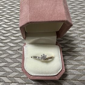 【LOVE NOTESの口コミ】 先に結婚指輪を他店で購入していたので、それと合うV字のデザインが決め手…