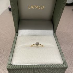 【LAPAGE(ラパージュ)の口コミ】 デザイン重視とお値段で婚約指輪をネットで探していて、
ラパージュの南十…