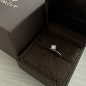 【CHER LUV(シェールラブ)の口コミ】 旦那さんが決めたダイヤが目立つデザインにしたくて、シンプルなデザイン…