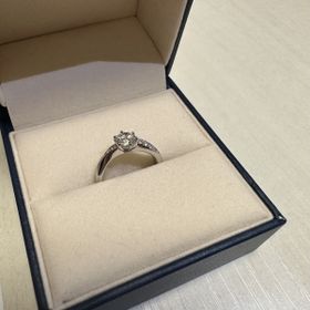 【GALA JEWELRY(ガラジュエリー)の口コミ】 真ん中のダイヤが目立ち、かつシンプルすぎないウェーブ型のデザインを探…