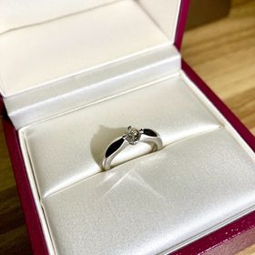 【ブルガリ(BVLGARI)の口コミ】 ダイヤがちょこんと上になっているデザインではなく、埋め込み式など凹凸…