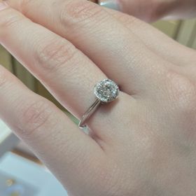 【ブルガリ(BVLGARI)の口コミ】 0.7ctのダイアモンドの周りを小さなダイアモンドがぐるっと囲っているデザ…