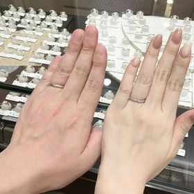 【アンジェリックフォセッテ(Angelique Fossette)の口コミ】 斜めに流れるようにダイヤモンドがちりばめられており、キラキラとした輝…