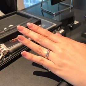 【エクセルコダイヤモンド(EXELCO DIAMOND)の口コミ】 結婚指輪と婚約指輪をセットにすることで、
より輝きが増し、きらきら感が…