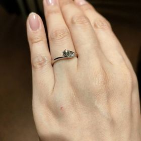 【ラザール ダイヤモンド(LAZARE DIAMOND)の口コミ】 ダイヤモンドの爪が6本なのがよかったのと、日常使いできるようにダイヤモ…