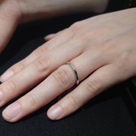 【ラザール ダイヤモンド【取扱店販売】の口コミ】 スリーサイドという名の通り、リングの2側面にもダイヤがついており、上か…