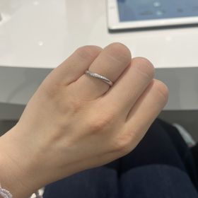 【4℃ BRIDAL(ヨンドシーブライダル)の口コミ】 細めの指輪、デザインが細めのウェーブを探していた。ウェーブ部分につい…