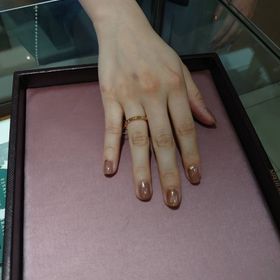 【ブシュロン(BOUCHERON)の口コミ】 クルドパリ、ミディアムのピンクゴールドです。
クルドパリの洗練されたデ…
