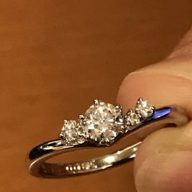 【銀座ダイヤモンドシライシの口コミ】 婚約指輪と結婚指輪両方でつけることの出来る指輪を選びました。
指輪の形…