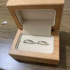 【uchimari(ウチマリ)の口コミ】 指輪の決め手は、シンプルでツルツルした材質が好きなのでその感じにしま…