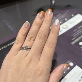 【俄(にわか)の口コミ】 リングのウェーブがとてもしなやかで、手がむっちりしている私でも、指が…