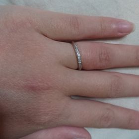 【銀座ダイヤモンドシライシの口コミ】 ダイヤがとてもキラキラしていますが派手すぎずいい感じに目立ってくれま…