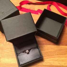 【ラザール ダイヤモンド(LAZARE DIAMOND)の口コミ】 婚約指輪は長くつけるものなので、品質が良いこととシンプルな飽きの来な…