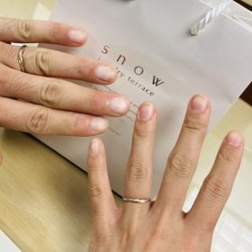 【snow(スノウ)の口コミ】 同じデザインの指輪でも、金属部分は光沢のある質感やマッド加工などが選…