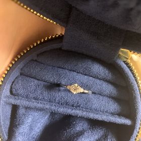 【銀座ダイヤモンドシライシの口コミ】 0.4カラットが40万で購入出来たため。
また、つけて見たらすっごくキラキ…