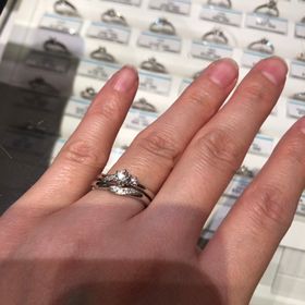 【銀座ダイヤモンドシライシの口コミ】 他店で似たデザインはあってもセットリングの間に隙間が空いていたりしま…