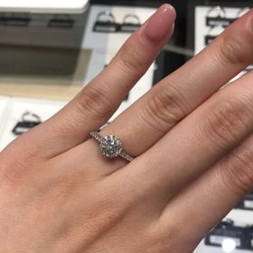 【ラザール ダイヤモンド(LAZARE DIAMOND)の口コミ】 ルースが丸、取り巻き、ハーフエタニティ、アフターサービス、輪っか部分…