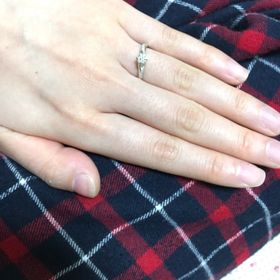 【銀座ダイヤモンドシライシの口コミ】 真ん中のダイヤモンドがボヤけない程度のメレダイヤモンドが左右にさりげ…