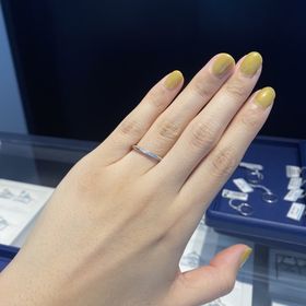 【銀座ダイヤモンドシライシの口コミ】 細身で華奢なデザインでいいなと思いました。指が長く見えるように感じま…