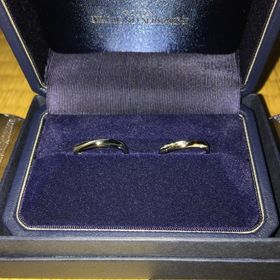 【銀座ダイヤモンドシライシの口コミ】 シンプルになってしまいがちな男性のリングですが、このデザインではひね…