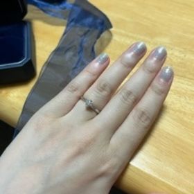 【銀座ダイヤモンドシライシの口コミ】 ダイヤモンドが綺麗に見えるシンプルなデザインを選びました。
指輪がちょ…