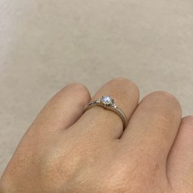 【ラザール ダイヤモンド(LAZARE DIAMOND)の口コミ】 デザインとダイヤモンドの品質と価格です。
デザインは豪華すぎず華奢すぎ…