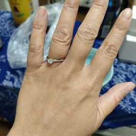 【銀座ダイヤモンドシライシの口コミ】 シンプルなデザインがいいなということしか考えておらず、たくさんある種…