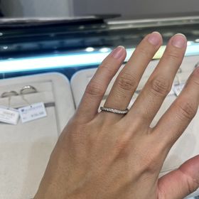 【WATANABE / 卸商社直営　渡辺の口コミ】 ハーフエタニティの様な感じで見えている部分がほぼダイヤで囲われてます…