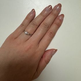 【俄(にわか)の口コミ】 3つのダイヤが並ぶデザインが華奢な感じがありながらも、存在感を放ってお…