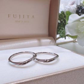 【BELETHE(ベルテ)の口コミ】 はじめは2人でシンプルで細めのデザインの指輪を
探していてこの指輪を見…