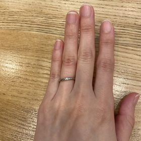 【4℃ BRIDAL(ヨンドシーブライダル)の口コミ】 ワンポイントにダイヤが入っているシンプルなデザインです。
内側にはイニ…