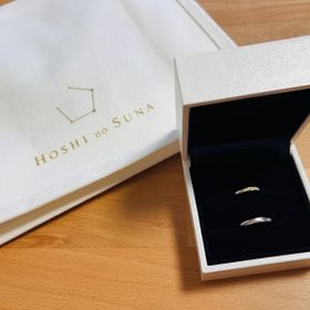 【HOSHI no SUNA 星の砂(ほしのすな)の口コミ】 デザインが気に入りました。プラチナベースに、ゴールドで流れるようなデ…