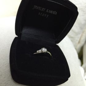 【JEWELRY  KAMATA(ジュエリーかまた)の口コミ】 サプライズで婚約指輪をもらってびっくり！
箱を開けてびっくり、可愛い指…