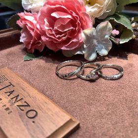 【TANZO.(鍛造指輪)の口コミ】 お互いの誕生石に包み込まれているデザインの婚約指輪を夫が考えてプレゼ…