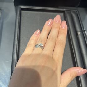 【エクセルコダイヤモンド(EXELCO DIAMOND)の口コミ】 土台がシンプルなのでダイヤモンドがとにかく映えます。
既に購入済みの結…