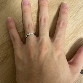【BONDS(ボンズ)の口コミ】 仕事でも使えるようなシンプルな指輪のデザインを探していました。妻の手…