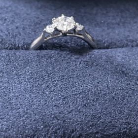 【ラザール ダイヤモンド(LAZARE DIAMOND)の口コミ】 新作のデザインであり、指輪のデザインが横から見てもダイヤモンドの潜在…