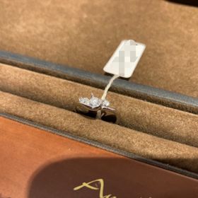 【アンジェリックフォセッテ(Angelique Fossette)の口コミ】 他にはなかなか無さそうな、アシンメトリーで個性的な形が気になって試着…