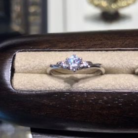 【COLANY(コラニー)の口コミ】 中央のダイヤモンドの両脇にサイドストーンがついているデザインを探して…