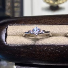 【COLANY(コラニー)】の口コミ 中央のダイヤモンドの両脇にサイドストーンがついているデザインを探してい...