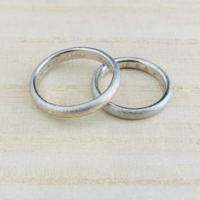 【ichi(イチ)の口コミ】 マットでキラキラしていない、落ち着いた質感の指輪にしたくて、ichiさん…