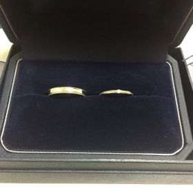 【銀座ダイヤモンドシライシの口コミ】 結婚指輪なので普段から身につけるため、つけ心地を重視して選びました。
…