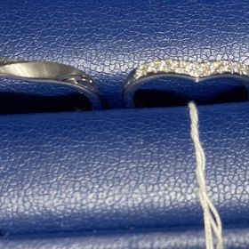 【銀座ダイヤモンドシライシの口コミ】 V字のハーフエタニティでキラキラ感がとても可愛かったです。また角が丸く…