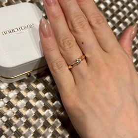【ブシュロン(BOUCHERON)の口コミ】 ソリティアタイプですが、ファセットのカット面が光を反射してキラキラと…