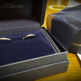 【銀座ダイヤモンドシライシの口コミ】 指輪の種類が「アミュレット＝お守り」で、この意味に引かれました。
デザ…
