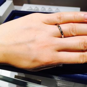 【銀座ダイヤモンドシライシの口コミ】 リングのつなぎ目にダイアモンドがはまっているデザインです。一粒ダイア…