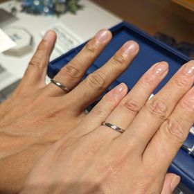 【銀座ダイヤモンドシライシの口コミ】 指が長めと診断された私たちに合う、シンプルなプラチナのリングです。緩…